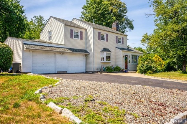2 Elmwood Dr, Elmwood Park, NJ 07407-1710
