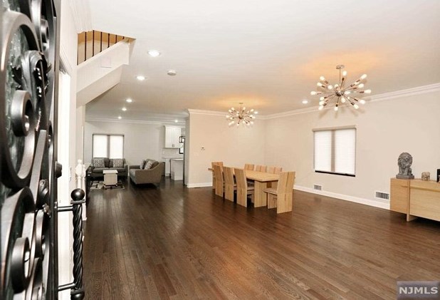 683 Pascack Rd, Paramus NJ  07652-4243 exterior