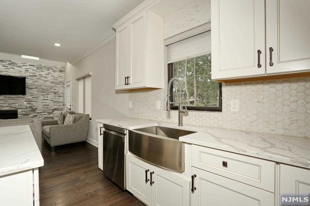 683 Pascack Rd, Paramus NJ  07652-4243 exterior