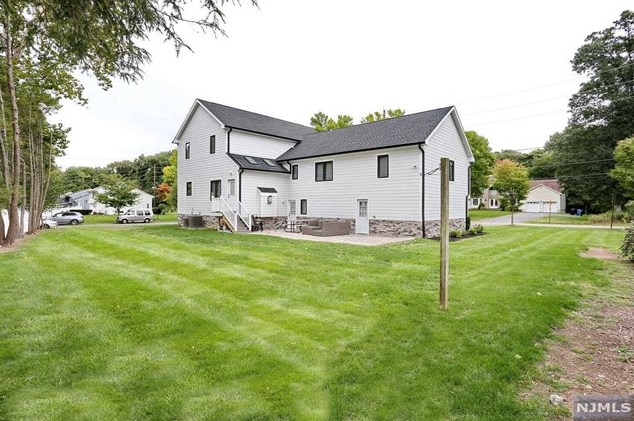 683 Pascack Rd, Paramus NJ  07652-4243 exterior