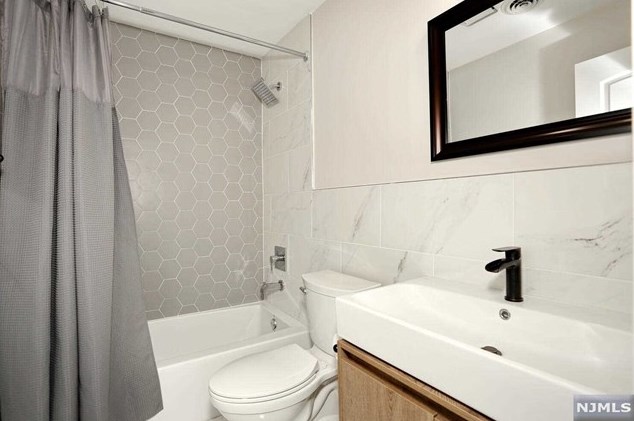 683 Pascack Rd, Paramus NJ  07652-4243 exterior