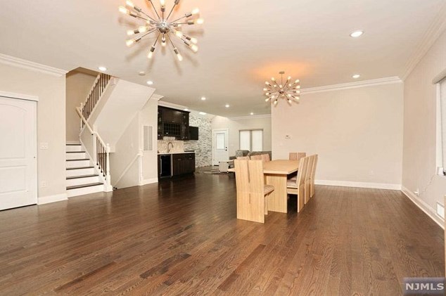 683 Pascack Rd, Paramus NJ  07652-4243 exterior
