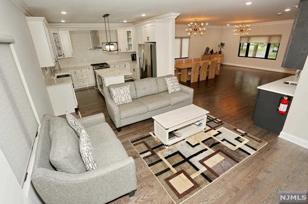 683 Pascack Rd, Paramus NJ  07652-4243 exterior