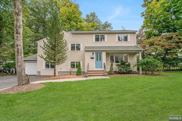 8 Waibel Dr, Allendale, NJ 07401