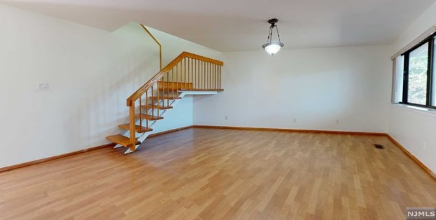 556 Sanderling Ct, Secaucus, NJ 07094