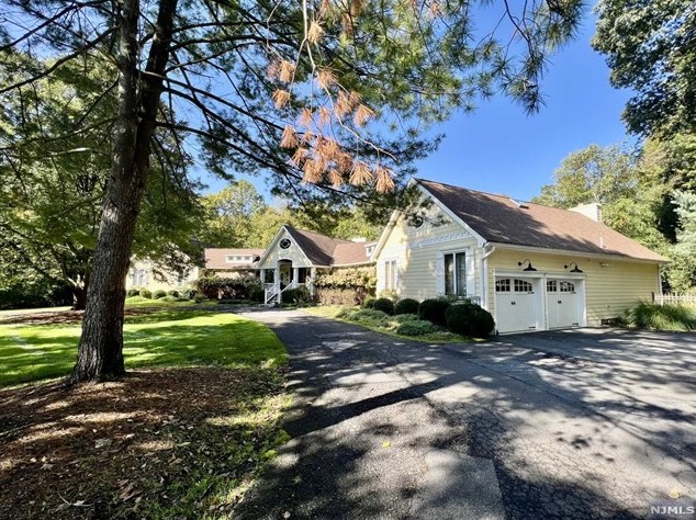 707 Cinnamon Ln, Franklin Lakes, NJ 07417