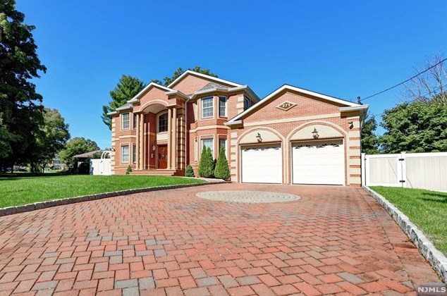 271 Ashley Pl, Paramus, NJ 07652-5401