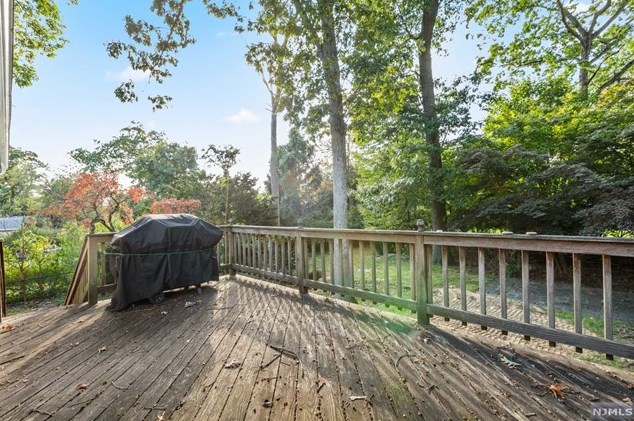 74 Cardinal Dr, Oakland, NJ 07436