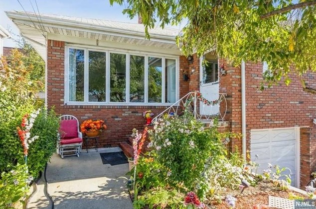 121 E Harriet Ave, Palisades Park, NJ 07650