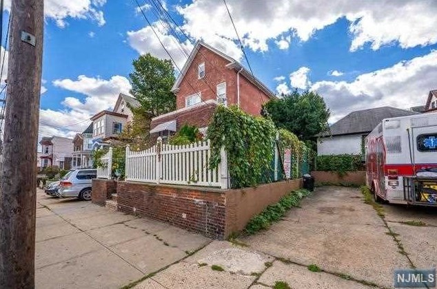 621 17th St, Union City, NJ 07087