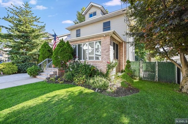 1110 Edgewood Ln, West Fort Lee, NJ 07024