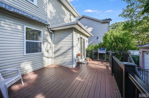 1110 Edgewood Ln, West Fort Lee NJ  07024-4230 exterior