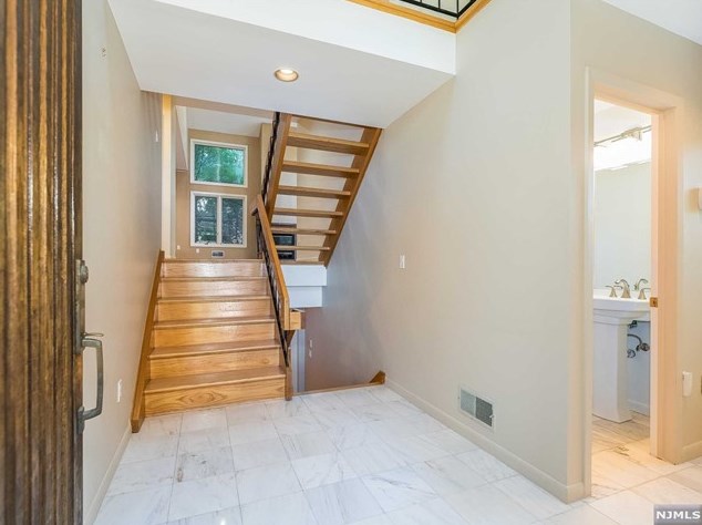 34 Andrea Dr, West Caldwell, NJ 07006-4730
