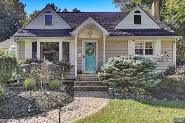 160 Garden Rd, Pompton Falls, NJ 07442
