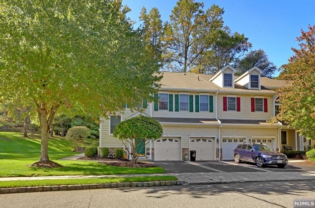 19 Woods Edge Rd, Westwood, NJ 07675