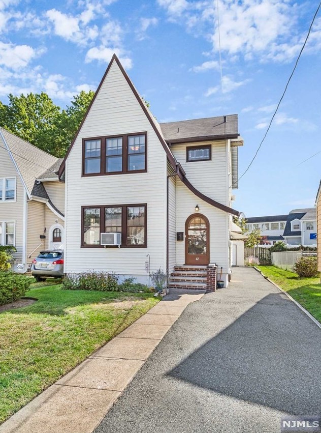 42 Kearney St, Lyndhurst, NJ 07071-1010