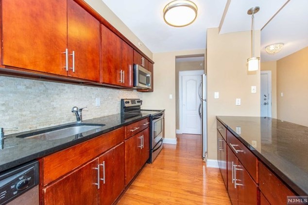 60 East Parkway Dr #9f, East Orange, NJ 07017