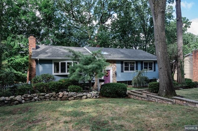 658 Calvin St, Westwood, NJ 07676-4025