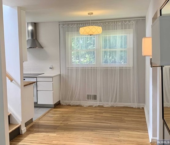 618 Falmouth Ave, Paramus NJ  07652-1903 exterior
