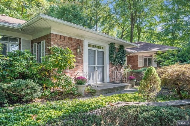 12 Woodfield Ln, Upper Saddle River, NJ 07458