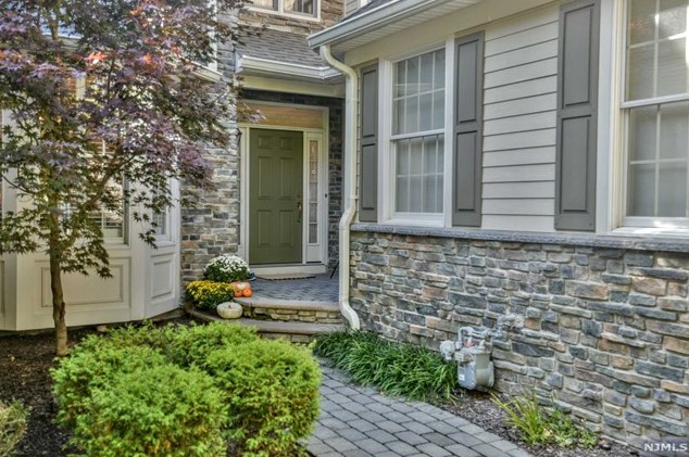 40 Schindler Ct, Upper Saddle River, NJ 07458