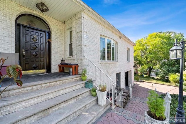 654 Oakdene Ave, Ridgefield, NJ 07657