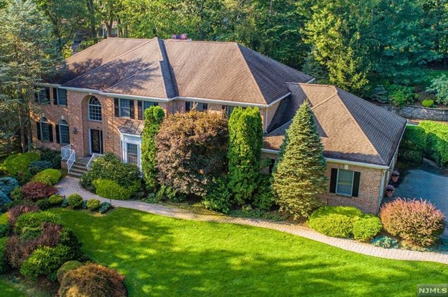 449 Devonshire Dr, Franklin Lakes, NJ 07417