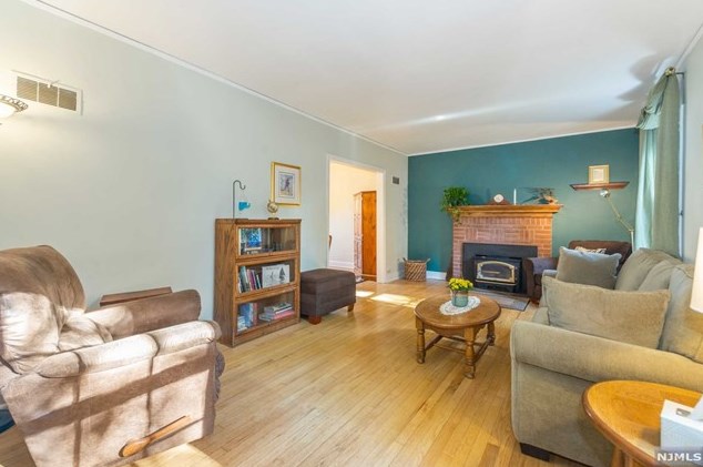 33 Harvey Ave, Rochelle Park, NJ 07662