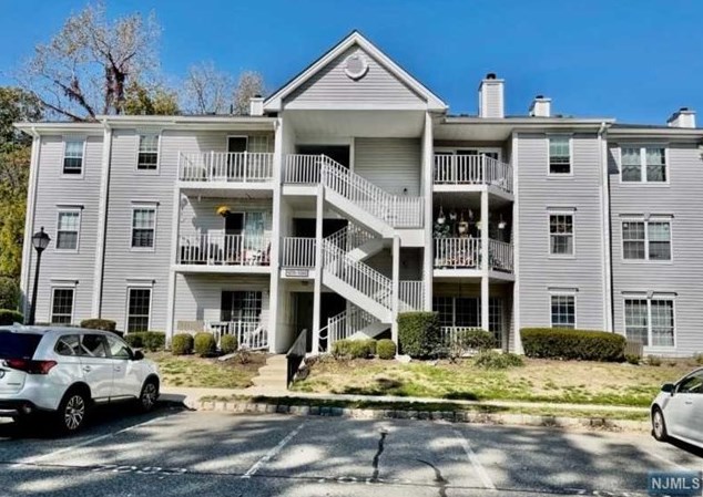 1084 Ash Dr, Mahwah, NJ 07430