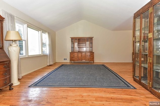 78 Longview Dr, Emerson, NJ 07630-1510