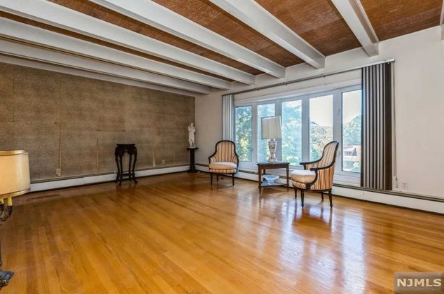 305 East Pines Lake Dr, Wayne, NJ 07470