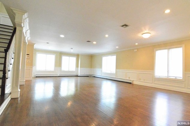 23 Skymark Ct, Upper Saddle River, NJ 07458