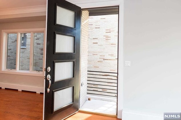 461 Hillcrest Ave, West Fort Lee, NJ 07024-3907