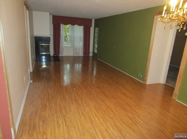 1216 Richmond Rd, Mahwah, NJ 07430