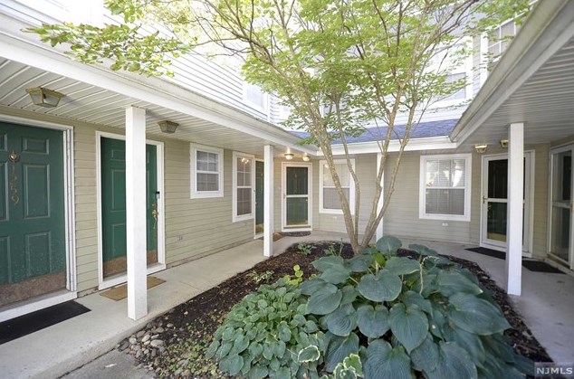 1256 Garrison Ct, Mahwah, NJ 07430