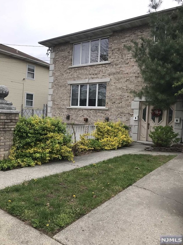 129 Lee St, Elmwood Park, NJ 07407