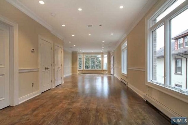 516 Undercliff Ave, Edgewater, NJ 07020