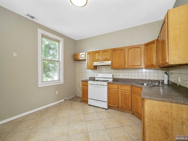 13 Washington Pl, Outwater, NJ 07026