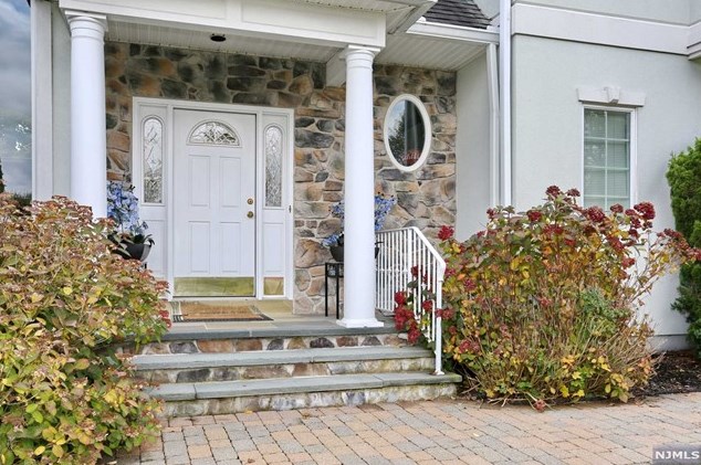 6 Rio Vista Dr, Mahwah, NJ 07430