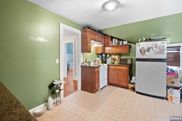 420 Carmita Ave, Rutherford NJ 07070-1124 exterior