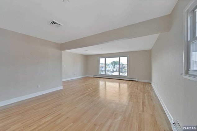 349 Manor Ct, Lyndhurst NJ 07071-1007 exterior