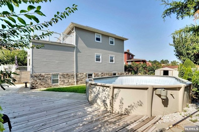 349 Manor Ct, Lyndhurst NJ 07071-1007 exterior