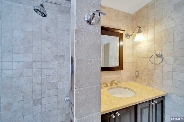 349 Manor Ct, Lyndhurst NJ 07071-1007 exterior