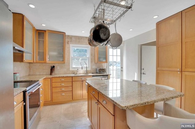 349 Manor Ct, Lyndhurst NJ 07071-1007 exterior