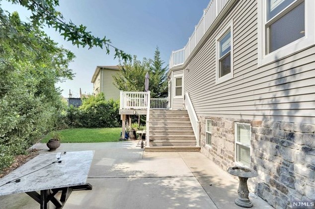 349 Manor Ct, Lyndhurst NJ 07071-1007 exterior