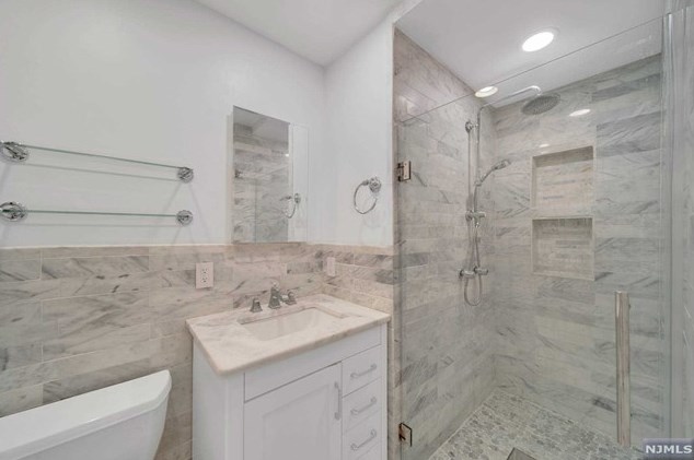 349 Manor Ct, Lyndhurst NJ 07071-1007 exterior