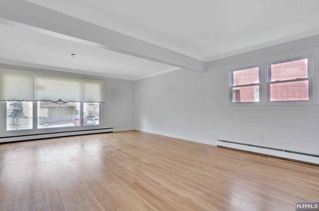 349 Manor Ct, Lyndhurst NJ 07071-1007 exterior