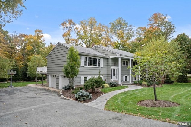 29 Van Schaik Ln, Wyckoff, NJ 07481