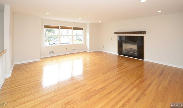 35 Roosevelt Ave, Elmwood Park, NJ 07407