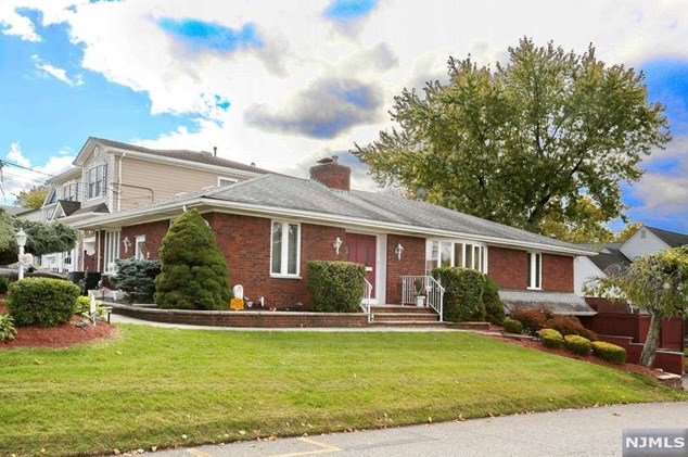 2 Beechwood Ave, Elmwood Park, NJ 07407-1711